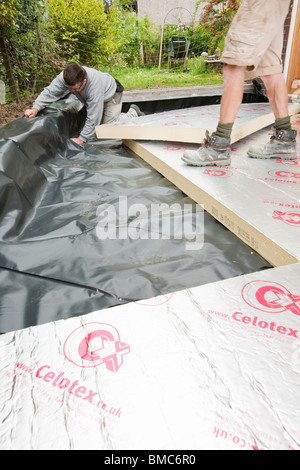 Bauherren legen Sie unter Bodenisolierung in eine Wohnhauserweiterung in Ambleside, Großbritannien. Stockfoto