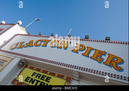 Eingang zum Clacton Pier eine Sehenswürdigkeit am Meer in Essex UK Stockfoto