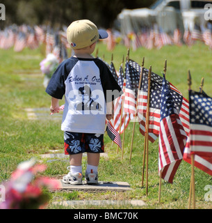 Militär-Veteranen, die verstorben sind wurden im Memorial Day Services bei South Lawn Cemetery, Tucson, Arizona, USA geehrt. Stockfoto