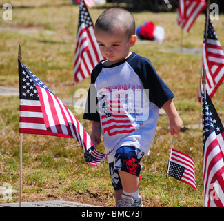 Militär-Veteranen, die verstorben sind wurden im Memorial Day Services bei South Lawn Cemetery, Tucson, Arizona, USA geehrt. Stockfoto