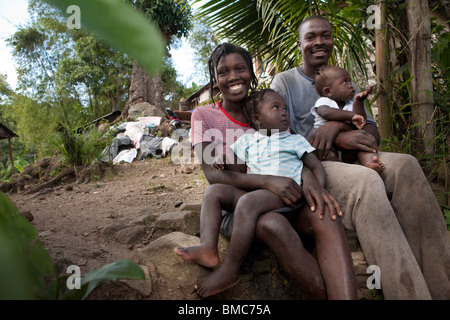 Familie vor ihrem Haus in Marmelade, Haiti. Stockfoto