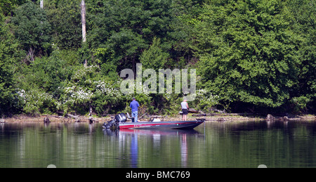 Zwei Bass Fischer in einem Bass Boot Angeln entlang der Küste. Stockfoto