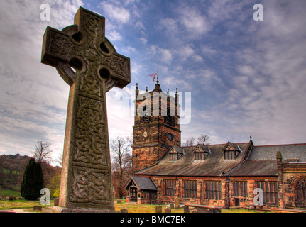 Keltischer Grabstein, St. Mary Parish Church, Rostherne, Cheshire, England, UK Stockfoto