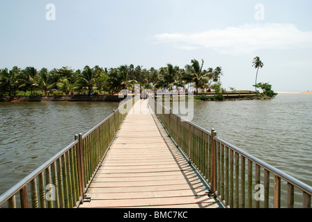 Brücke, eine Insel von Veli touristisches Dorf, Veli, Kerala, Indien Stockfoto