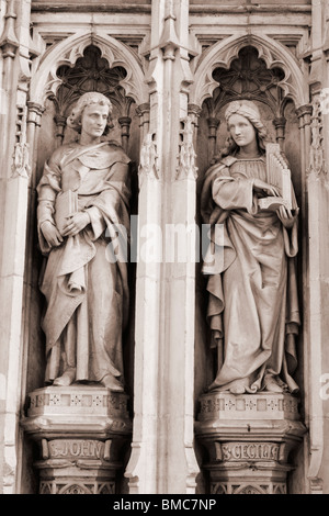 Saint John und Saint Cecilia (SCHUTZPATRONIN der Musik) in York Minster, York, Yorkshire, England, UK Stockfoto