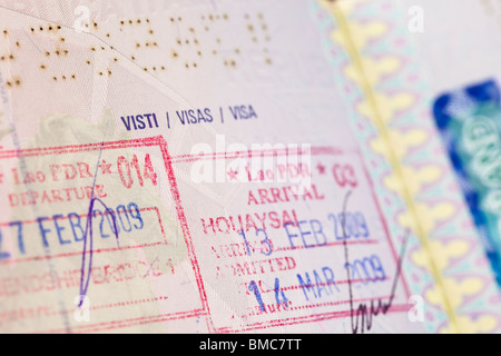 Eine Seite der Reisepass mit Visum Briefmarken Stockfoto