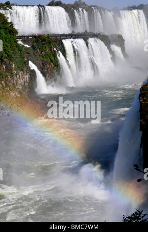 Salto Floriano und Regenbogen, Iguassu falls, Iguazu national Park, Puerto Iguazu, Brasilien Seite entnommen aus Argentinien Stockfoto