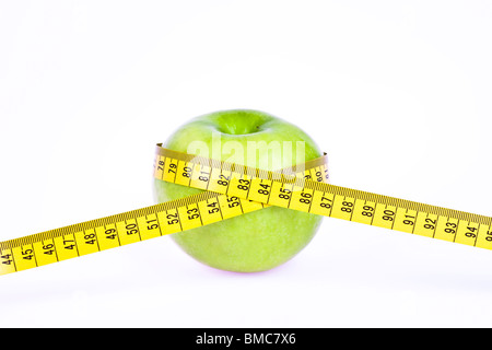 Green Apple isoliert auf weiss mit Maßband. Tolle Diät-Konzept. Stockfoto