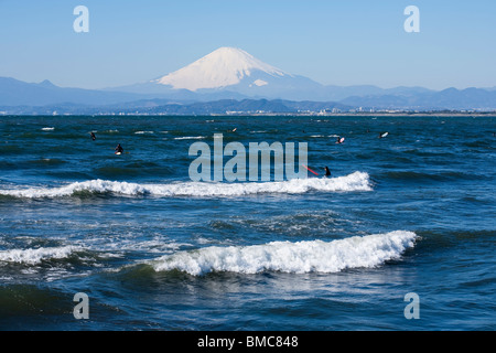 Strand und Wellen, Mt. Fuji und Insel Enoshima. Stockfoto