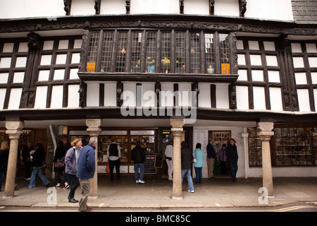 Großbritannien, England, Devon, Dartmouth, Innenstadt historische Butterwalk Gebäude, Shopper in Spielhalle Stockfoto