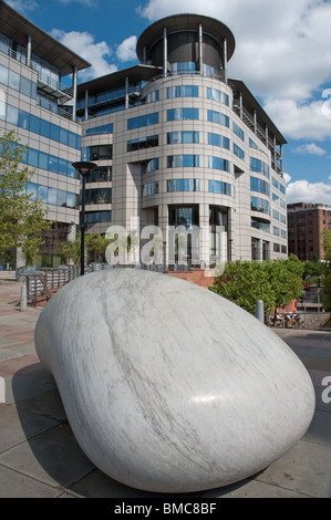 "Ishinka"-Touchstone-Skulptur von Kan Yasuda Barbirolli Square, Manchester. Stockfoto