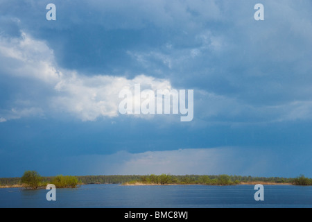 Regen Sie auf überfluteten Fluss Suur-Emajogi Stockfoto