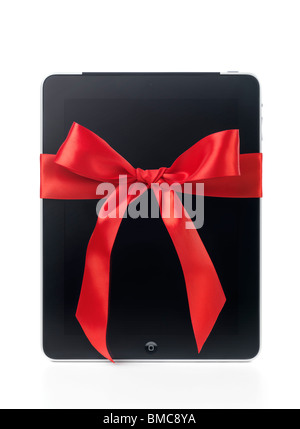 Apple iPad 3G Tablet mit einer roten Geschenk-Schleife gebunden um es isoliert auf weißem Hintergrund Stockfoto