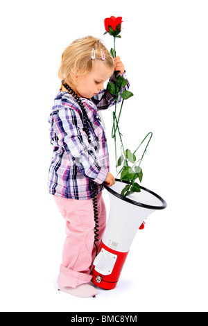 kleines Mädchen, rote Rosen in einem Megaphon Stockfoto