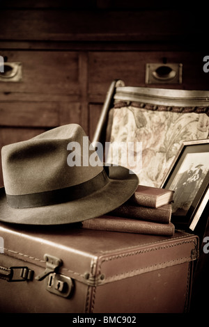 Eine Periode Anordnung der alten Anzug Fall, Hut, Bücher und Foto-Rahmen. Stockfoto
