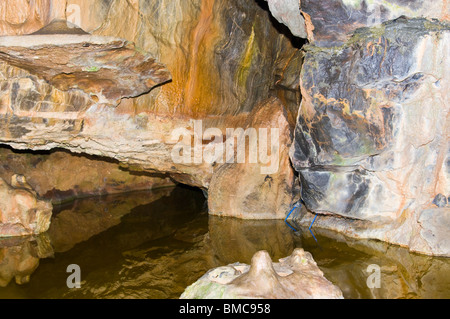 Kalkstein-Rock-Formation und unterirdischen Pool In Coxs Höhle Cheddar Gorge Somerset England Stockfoto