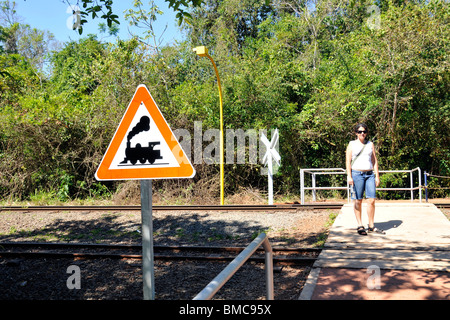 Zug-Kreuzung-Trail in Iguazu National Park, Puerto Iguazu, Argentinien Stockfoto