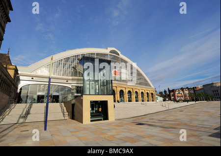 Die neu entwickelte Plateau vor der Klasse II aufgeführten Gebäude von Lime Street Railway Station - das Tor nach Liverpool. Stockfoto