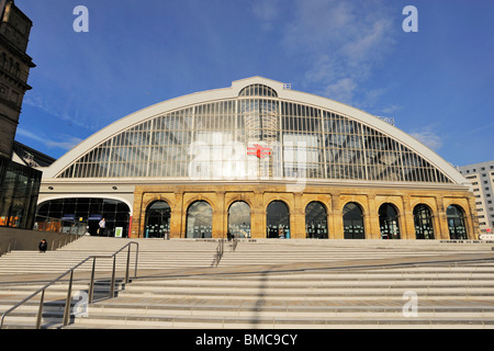 Die neu entwickelte Plateau vor der Klasse II aufgeführten Gebäude von Lime Street Railway Station - das Tor nach Liverpool. Stockfoto