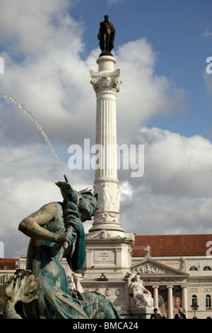 Brunnen und Statue des Königs D. Pedro IV auf dem Platz Praça de Dom Pedro IV oder Rossio in Lissabon, Portugal, Europa Stockfoto