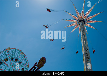 Besucher nutzen die Fahrgeschäfte im Vergnügungspark auf Coney Island im Stadtteil Brooklyn New York Stockfoto