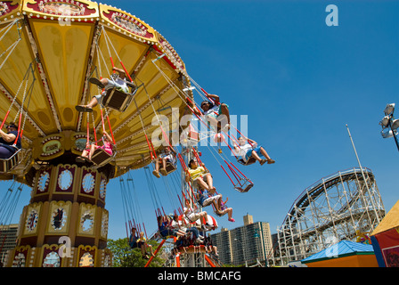 Besucher nutzen die Fahrgeschäfte im Vergnügungspark auf Coney Island im Stadtteil Brooklyn New York Stockfoto