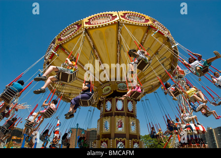 Besucher nutzen die Fahrgeschäfte im Vergnügungspark auf Coney Island im Stadtteil Brooklyn New York Stockfoto