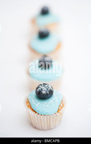 Bunte Heidelbeere Mini Frucht Muffins auf einem weißen Hintergrund Stockfoto