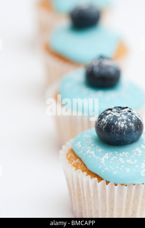 Bunte Heidelbeere Mini Frucht Muffins auf einem weißen Hintergrund Stockfoto