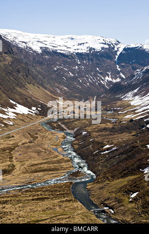 Blick talauswärts Holo mit schnell fließenden Fluss und Straße nach Voss Sogn Norwegen Stockfoto