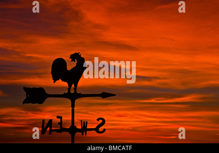 Vintage Weathercock oder Wetterlicht Silhouette vor einem bunten aufwachen Sonnenaufgang Himmel über einer Scheune auf einem Bauernhof, New Jersey, USA, US antike Bilder Dämmerung Stockfoto