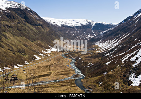 Blick talauswärts Holo mit schnell fließenden Fluss und Straße nach Voss Sogn Norwegen Stockfoto