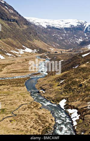 Blick talauswärts Holo mit schnell fließenden Fluss und Straße nach Voss Sogn Norwegen Stockfoto