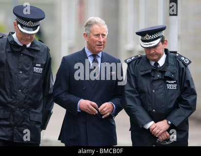 Großbritanniens Prinz Charles, Prinz von Wales, zu Fuß mit zwei hochrangige Polizeibeamte der Metropolitain Stockfoto