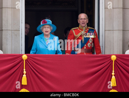 Die Königin und die Mitglieder der königlichen Familie auf dem Balkon des Buckingham Palace, die Trooping der Farben und fliegen Vergangenheit zu sehen Stockfoto