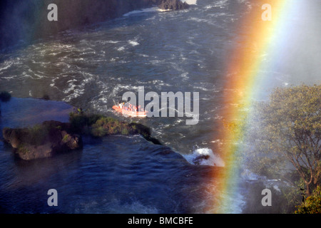 Macuco-Safari-Speed-Boot und Regenbogen, Iguassu falls, Iguazu Nationalpark, Puerto Iguazu, Argentinien Stockfoto