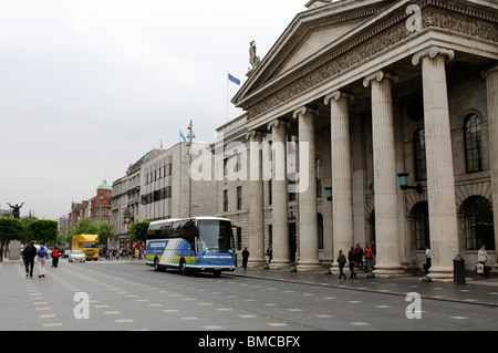 Ein Bäcker Delphin-Tour-Bus vorbei an The General Post Office in O'Connell Street Dublin Irland. Bäcker Delphin ein britisches Unternehmen mit Sitz in Stockfoto