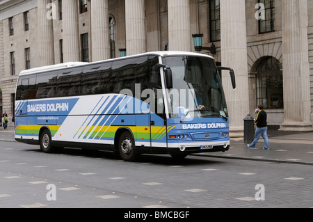 Ein Bäcker Delphin-Tour-Bus vorbei an The General Post Office in O'Connell Street Dublin Irland. Bäcker Delphin ein britisches Unternehmen mit Sitz in Stockfoto