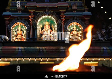 Eine Puja Flamme vor der Eingang des einen Hindu-Tempel in Batu Caves, Malaysia Stockfoto