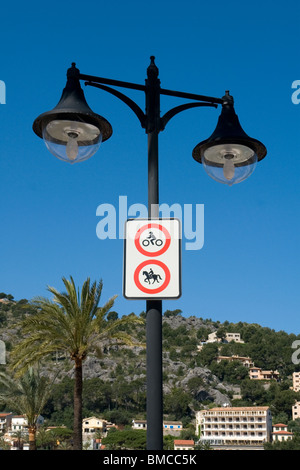 Eine stilisierte Laterne an der Strandpromenade von Port de Soller (Mallorca - Spanien). Lampadaire Stylisé Sur le front de Mer du port de Soller. Stockfoto