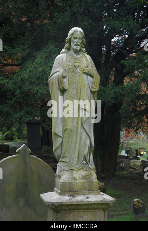 Eine Statue von Jesus in einem englischen Friedhof Stockfoto