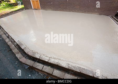 Beton für einen Haus-Erweiterung Boden gegossen wird. Stockfoto