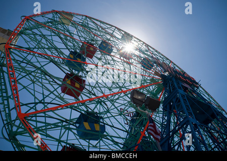 Strandbesucher feiern das Memorial Day Wochenende im Deno Wonder Wheel Park auf Coney Island in Brooklyn in New York Stockfoto