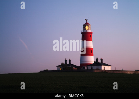 Die Happisburgh Leuchtturm in der Abenddämmerung, Norfolk, England. Stockfoto