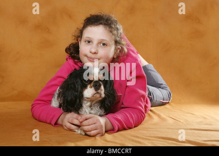 Mädchen Mit Cavalier-Mischling / Mädchen mit King Charles Spaniel Stockfoto