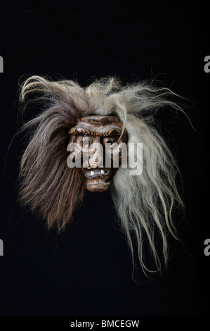 Holzmaske auf schwarzem Hintergrund Stockfoto