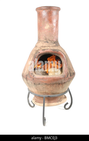 mexikanische Chiminea auf weißem Hintergrund Stockfoto