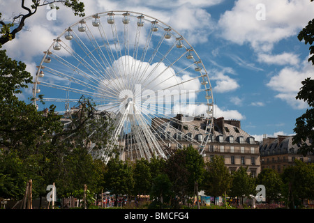 Karussell im Musée du Louvre Jardin des Tuileries Paris Frankreich dramatische helle Weiße Wolke und blauer Himmel Hintergrund Stockfoto