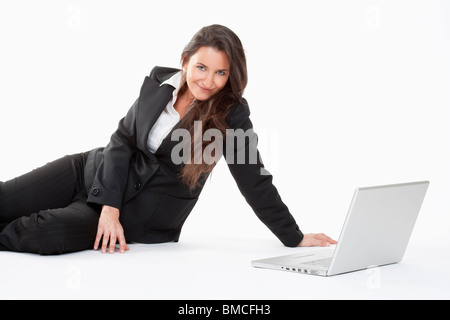 attraktive junge Geschäftsfrau arbeiten mit Laptop Computer lächelnd Stockfoto
