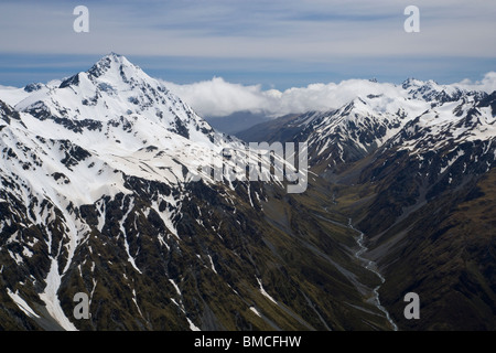 Panorama Luftbild der Neuseeländischen Alpen und Mount Cook in die schneebedeckten Alpen mit Fluss zwischen hohen Bergen fliesst Stockfoto